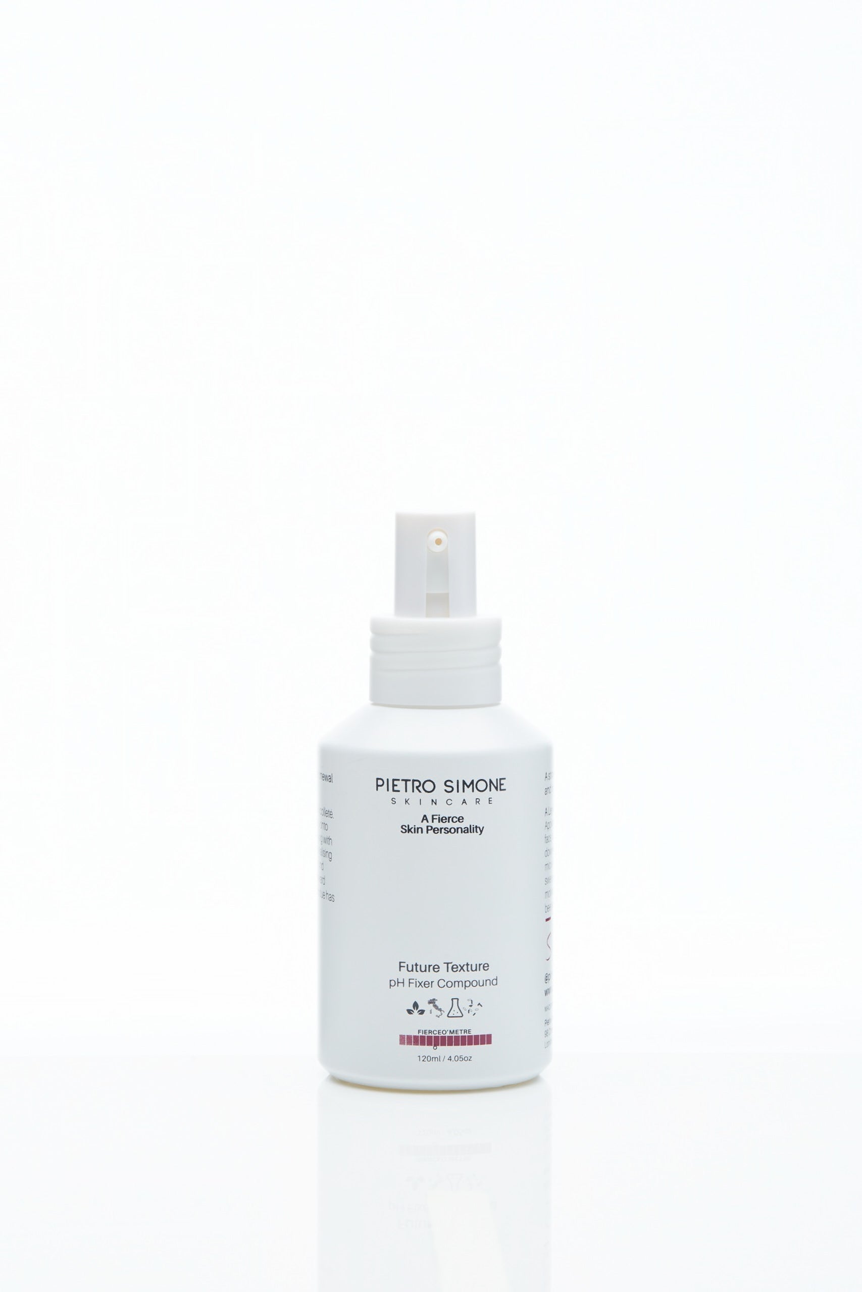 A strategic bio-tech toner compound restores the skin microbiome, stimulates skin renewal and sustains the skin metabolism.