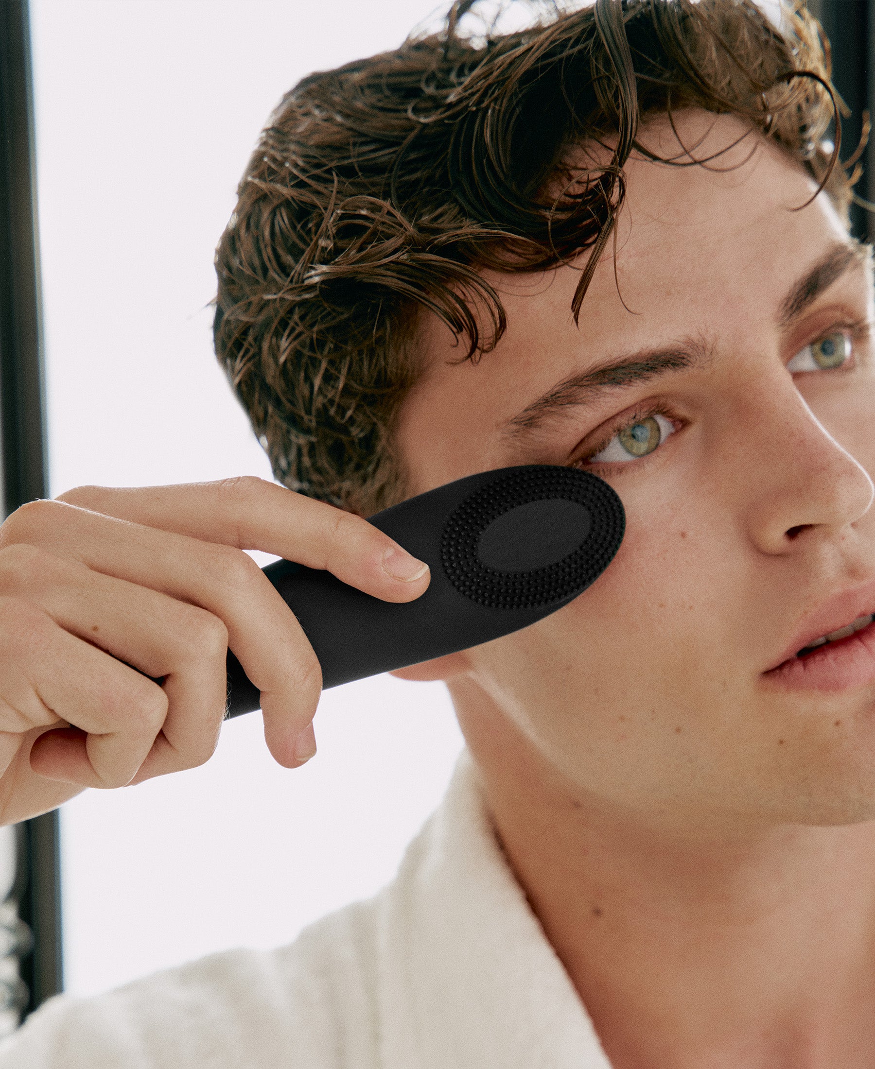 The UNICSKIN UNICTHERMOSONIC 2.0 facial brush combines heat and sonic technology for deep cleansing, anti-aging, and lymphatic drainage, providing a rejuvenated and radiant complexion.