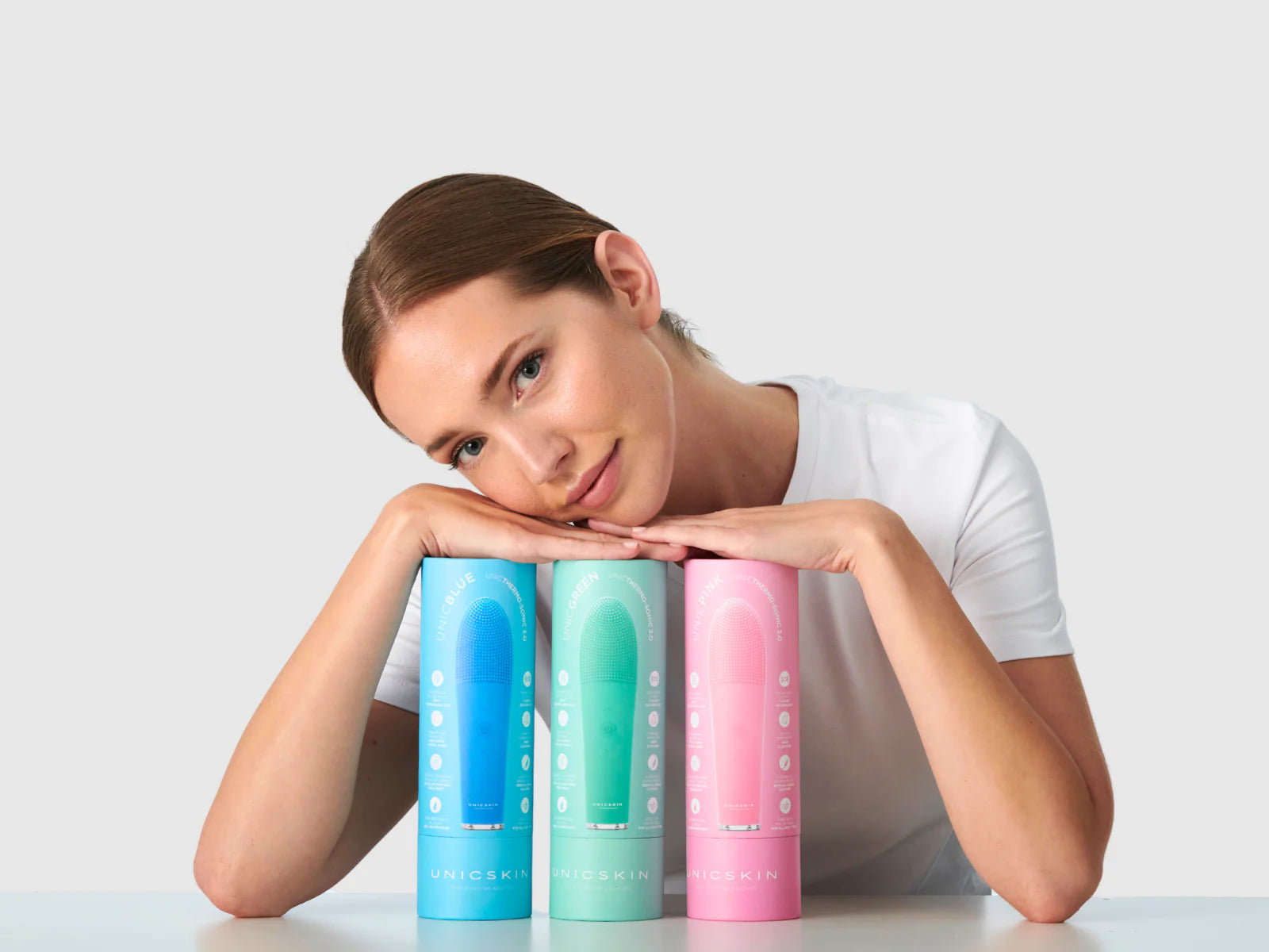 The UNICSKIN UNICTHERMOSONIC 2.0 facial brush combines heat and sonic technology for deep cleansing, anti-aging, and lymphatic drainage, providing a rejuvenated and radiant complexion.